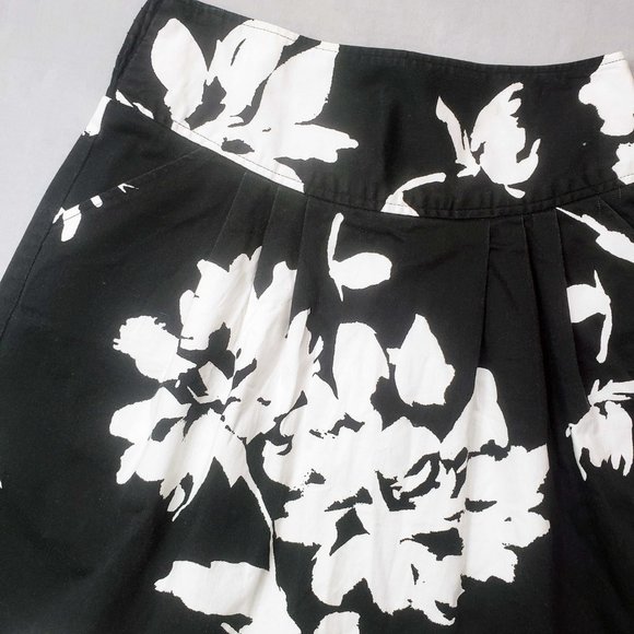 Maurices Women's Black White Floral Pleated Pockets Elastic Waist Cotton Skirt - Picture 2 of 8